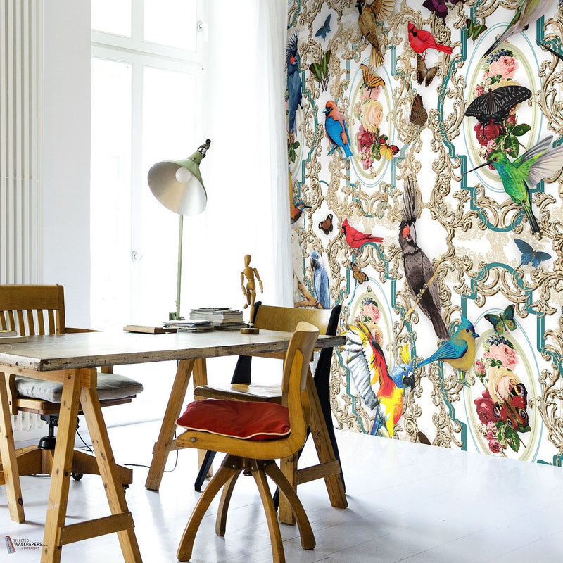 The Aviary behang in Gold van Daisy James — interieur