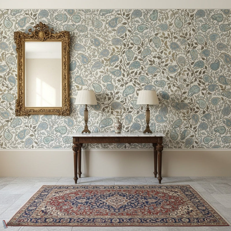 Suzani Paisley behang van Iksel — sfeerbeeld in een klassiek interieur