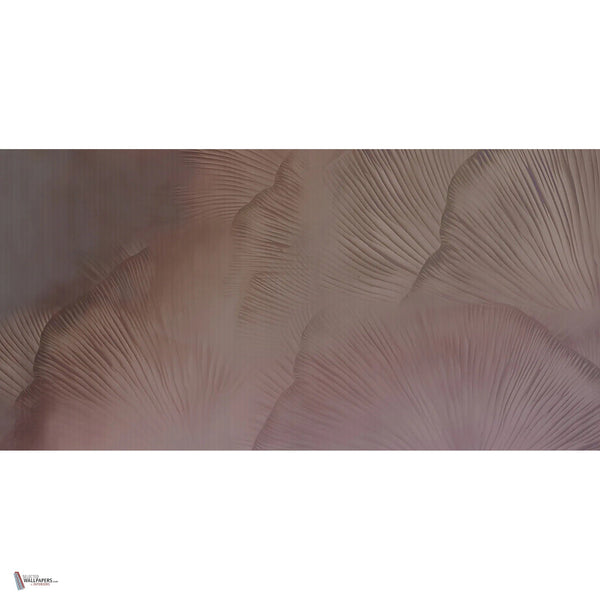 Siren Song behang in Coral van Tecnografica — volledig ontwerp
