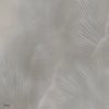 Siren Song behang in Taupe van Tecnografica — kleurstaal