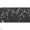 Waxwing behang in Anthracite van Tecnografica — volledig ontwerp