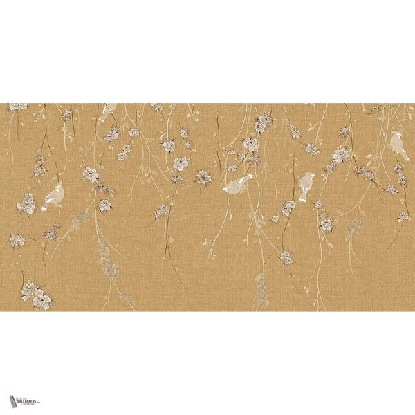 Waxwing behang in Mustard van Tecnografica — volledig ontwerp