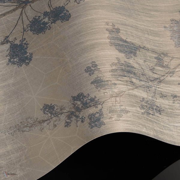 Dust & Petals Tapete Premium Silk Silver Tapete in T11108 von Tuskara