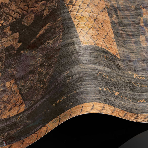 Wakanda behang Premium Silk Gold behang in T11023 van Tuskara