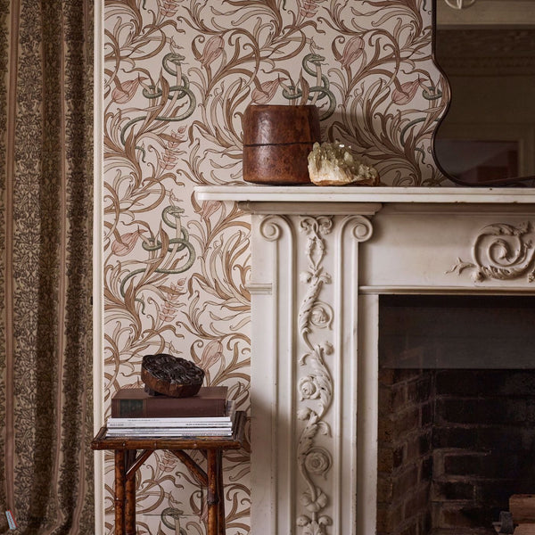 Voysey House Snake Tulip wallpaper sfeerbeeld