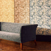 Voysey House Snake Tulip wallpaper sfeerbeeld