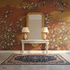 White Blossom carta da parati di Iksel — sfeerbeeld in een klassiek interieur