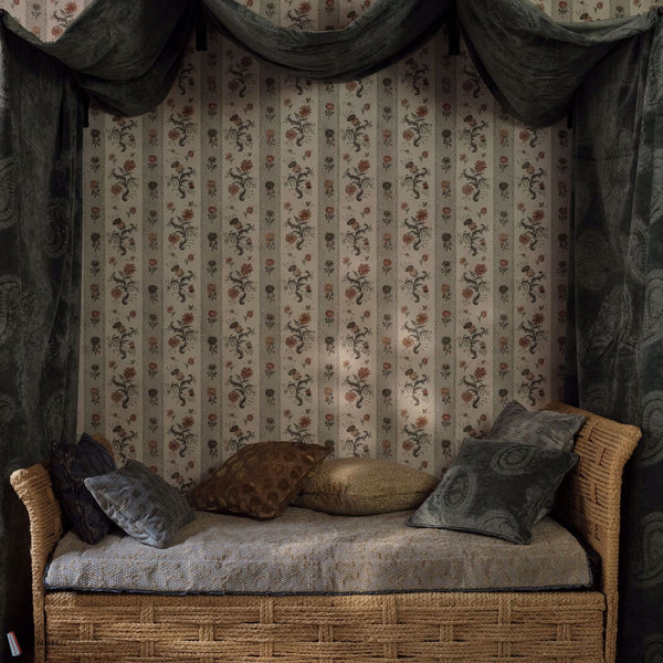 Papaver stripe behang in Tuscan Pink/nimbus van Zoffany