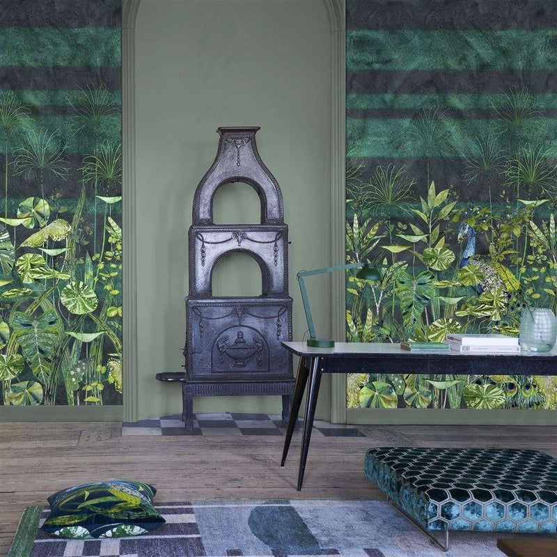Arjuna Leaf With Peacock behang in Viridian van Designers Guild